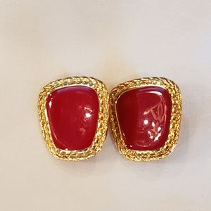 💐5/26 Avon clip on earrings gold toned rim red